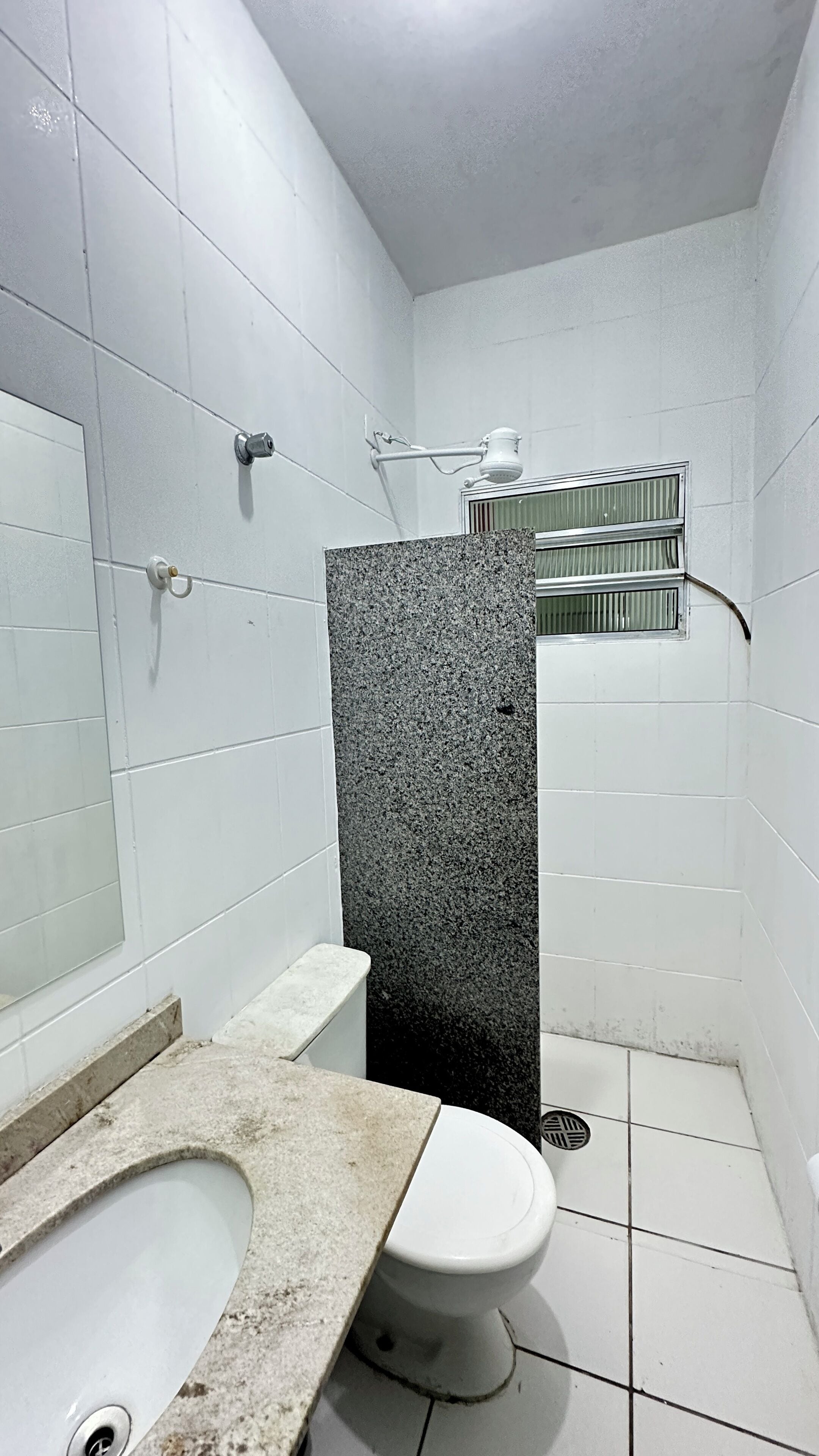 スタンダード 4 人部屋 | バスルーム | タオル、石鹸、シャンプー、トイレットペーパー