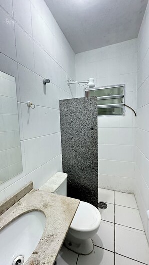 Standard Quadruple Room | Bathroom | Towels, soap, shampoo, toilet paper - Pousada Verde mar (Ubatuba)