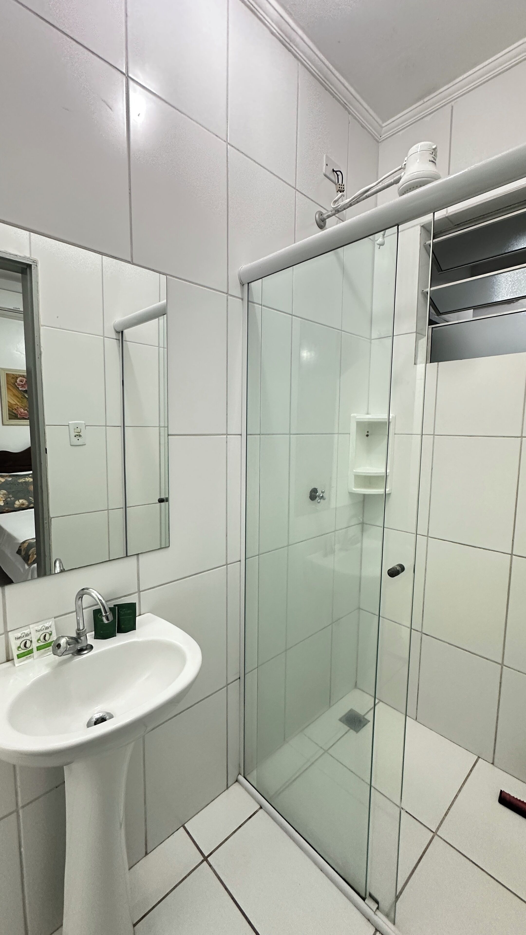 Quarto casal superior, 1 cama de casal, para não fumantes, ar-condicionado | Banheiro | Toalhas de banho, sabonete, shampoo, papel higiênico