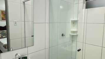 Quarto casal superior, 1 cama de casal, para não fumantes, ar-condicionado | Banheiro | Toalhas de banho, sabonete, shampoo, papel higiênico