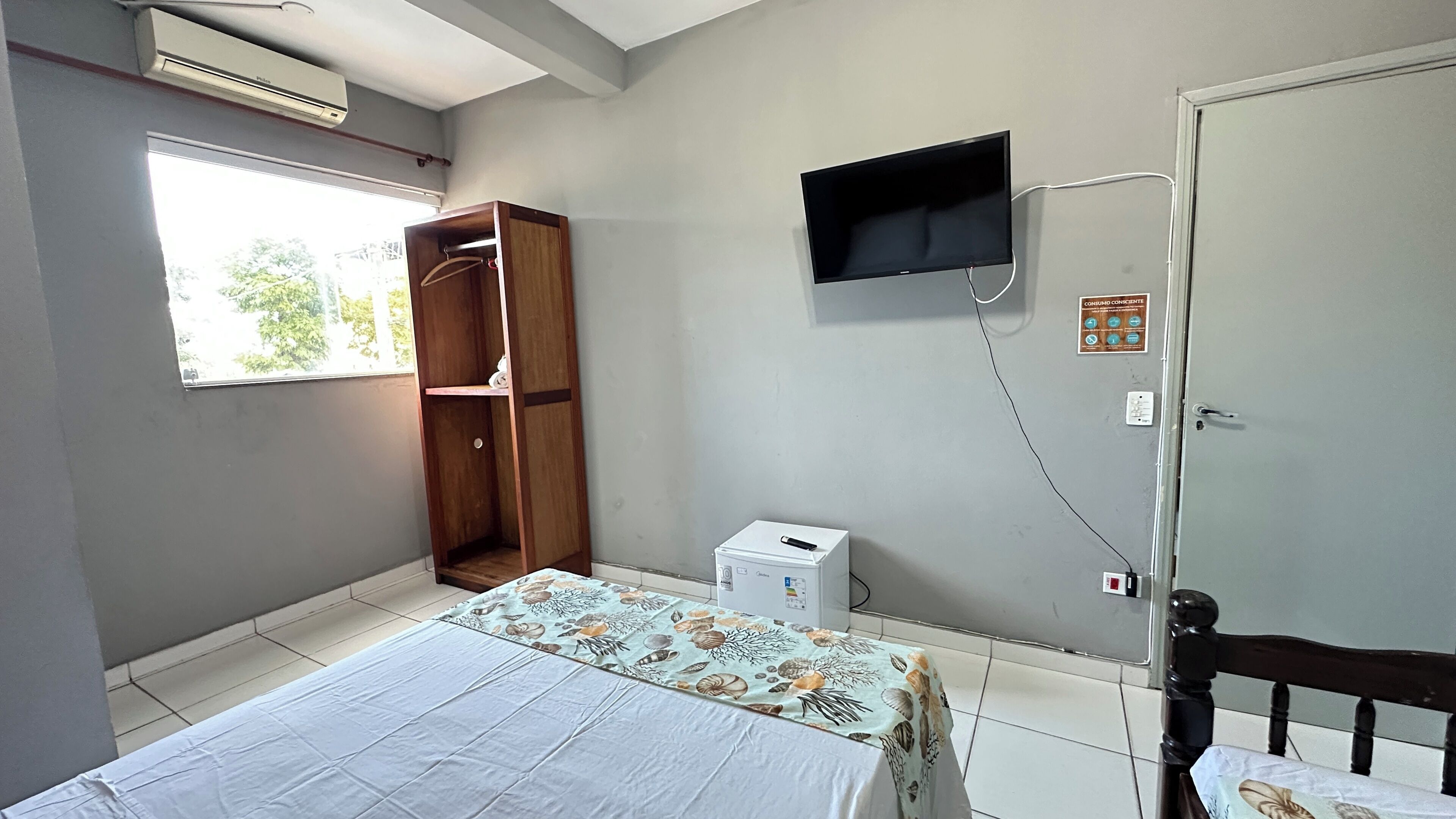 Free WiFi, bed sheets