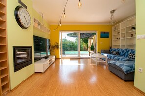 TV - Family-friendly villa with a private pool in Porec (Poreč)