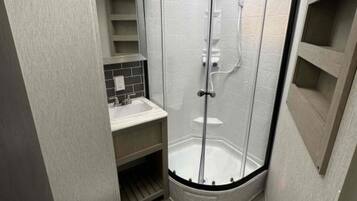 SĂšche-cheveux, serviettes fournies, savon, papier toilette