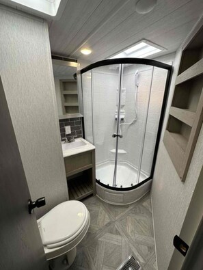 Haartrockner, Handtücher, Seife, Toilettenpapier