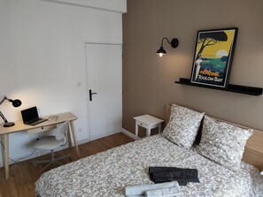 4 habitaciones, escritorio, tabla de planchar con plancha y wifi gratis 