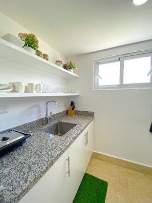 Kjøleskap, mikrobølgeovn, ovn og kokeplater