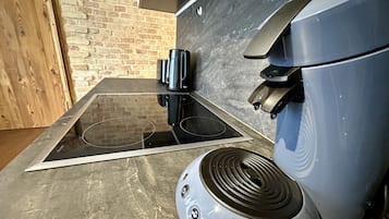 KĂŒhlschrank, Ofen, Herdplatte, Wasserkocher mit Kaffee-/Teezubehör