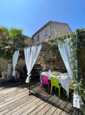 Outdoor dining - Maison de Village Tout Confort Avec Piscine (Laugnac)