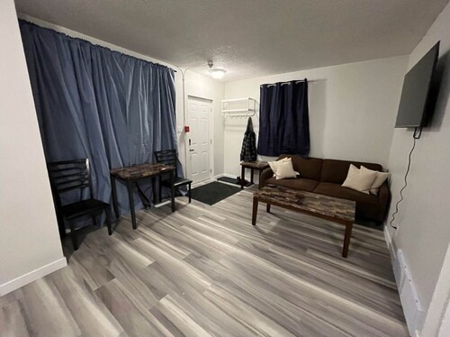 Charming 1BR Near HSC & RRC
