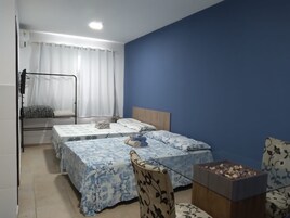 Estúdio básico | Escrivaninha, Wi-Fi de cortesia, roupa de cama