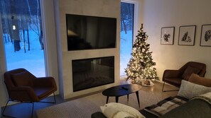 Una Smart TV, una chimenea