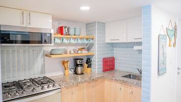 Refrigerador, microondas, parrilla de estufa y cafetera y tetera