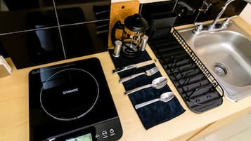 Microondas, placa de cocina, cafetera/tetera, licuadora