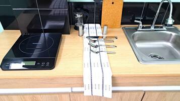 Micro-ondes, plaque de cuisson, cafetiĂšre/bouilloire, blender