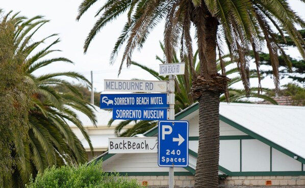 Skilte med vejvisning til Sorrento Beach Motel, Sorrento Museum og Back Beach.