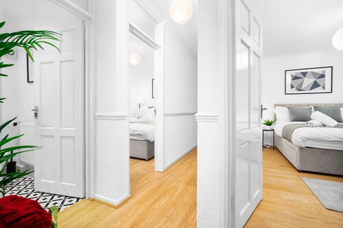 Luxury 4 Bedroom House - Parking - Garden