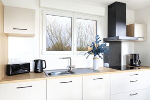 Een koelkast, een microgolfoven, een oven, een vaatwasser