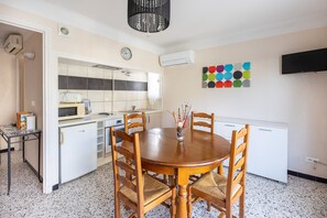 Fridge, microwave, oven, coffee/tea maker - Pamplemousse - Appt à 10min d'Argelès-Sur-Mer (Saint-André)