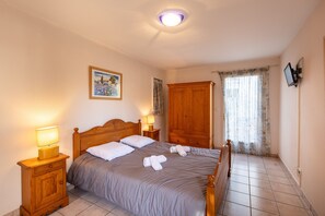 7 bedrooms, iron/ironing board, free WiFi, bed sheets