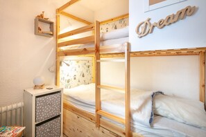 1 habitación y tabla de planchar con plancha 