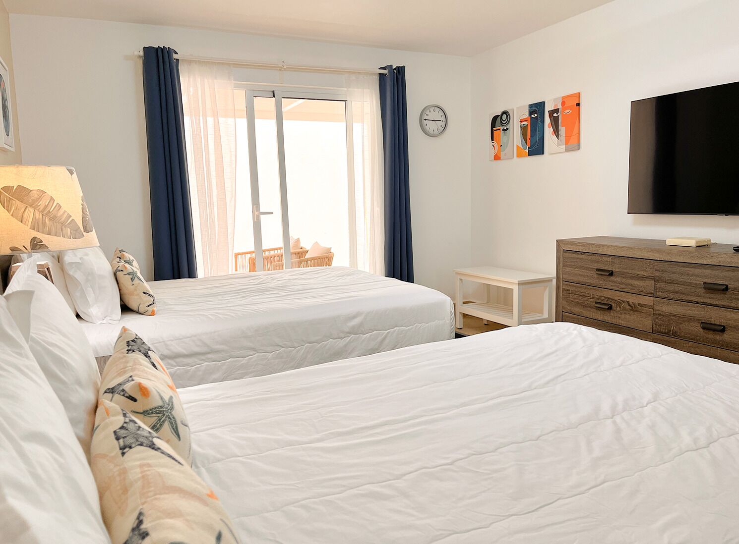 1 chambre, coffres-forts dans les chambres, fer et planche à repasser