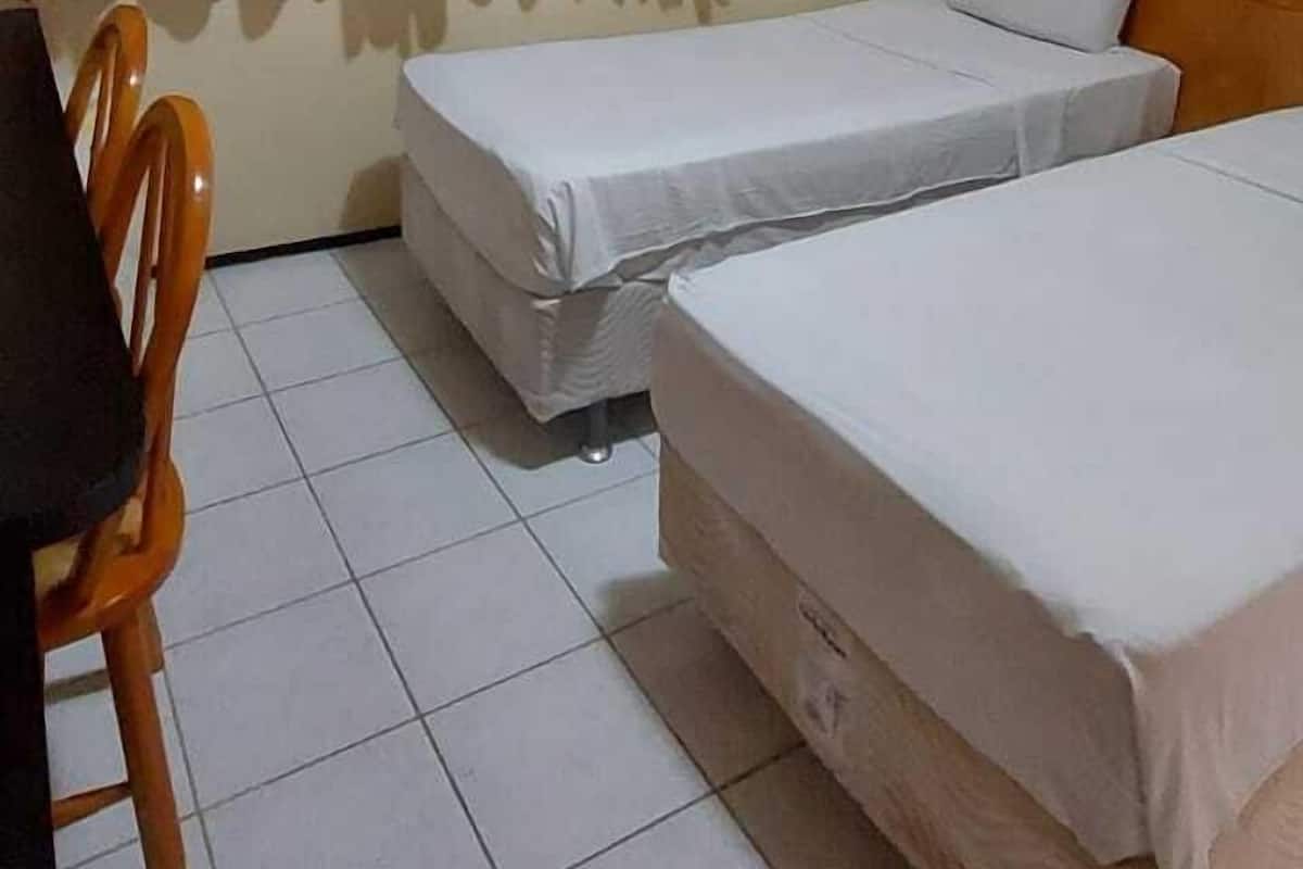 Habitación empresarial con 2 camas individuales | Escritorio, espacio para trabajar con laptop y ropa de cama