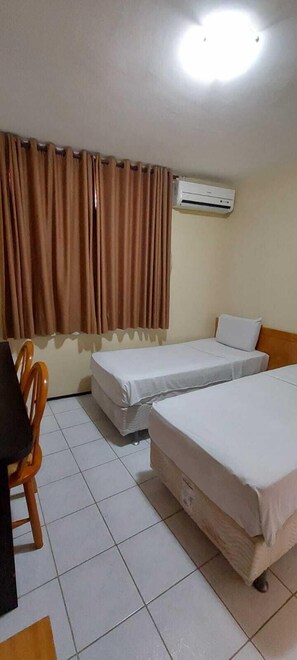 Quarto duplo empresarial | Escrivaninha, espaço de trabalho para notebook, roupa de cama