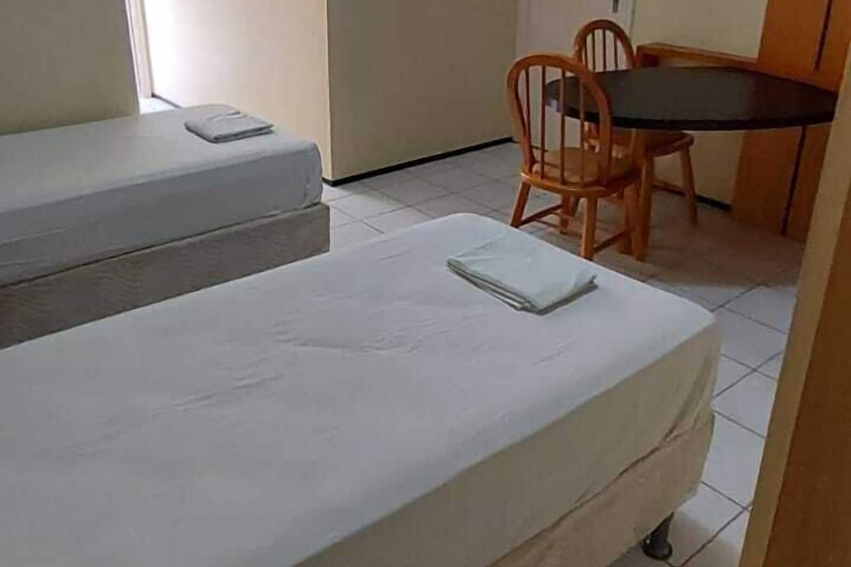 Escritorio, espacio para trabajar con laptop y ropa de cama