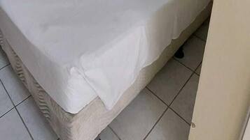 Bureau, espace de travail pour ordinateur portable, draps fournis