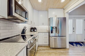 Kjøleskap, mikrobølgeovn, ovn og kokeplater