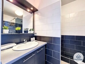 Shower, hair dryer, towels