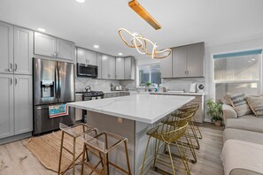 Refrigerador, microondas, horno, placa de cocina