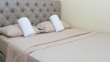 Quarto premium, geladeira, no piso térreo | 1 quarto, roupas de cama de algodão egípcio, roupas de cama premium