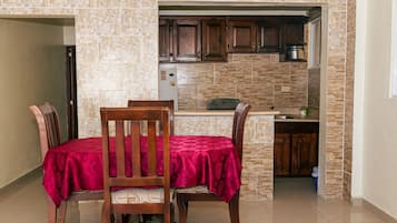 Apartamento família, 1 quarto, sacada | Cozinha privada | Geladeira