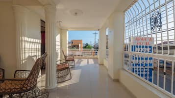 Habitación estándar, 1 cama Queen size, refrigerador | Sábanas de algodón egipcio, ropa de cama de alta calidad y edredón