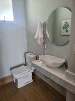 Chuveiro, produtos de toalete grátis, papel higiênico 