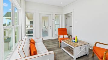 Una televisión, un futbolín, una mesa de tenis de mesa