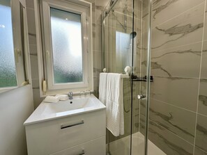 Een douche, een haardroger, handdoeken, zeep