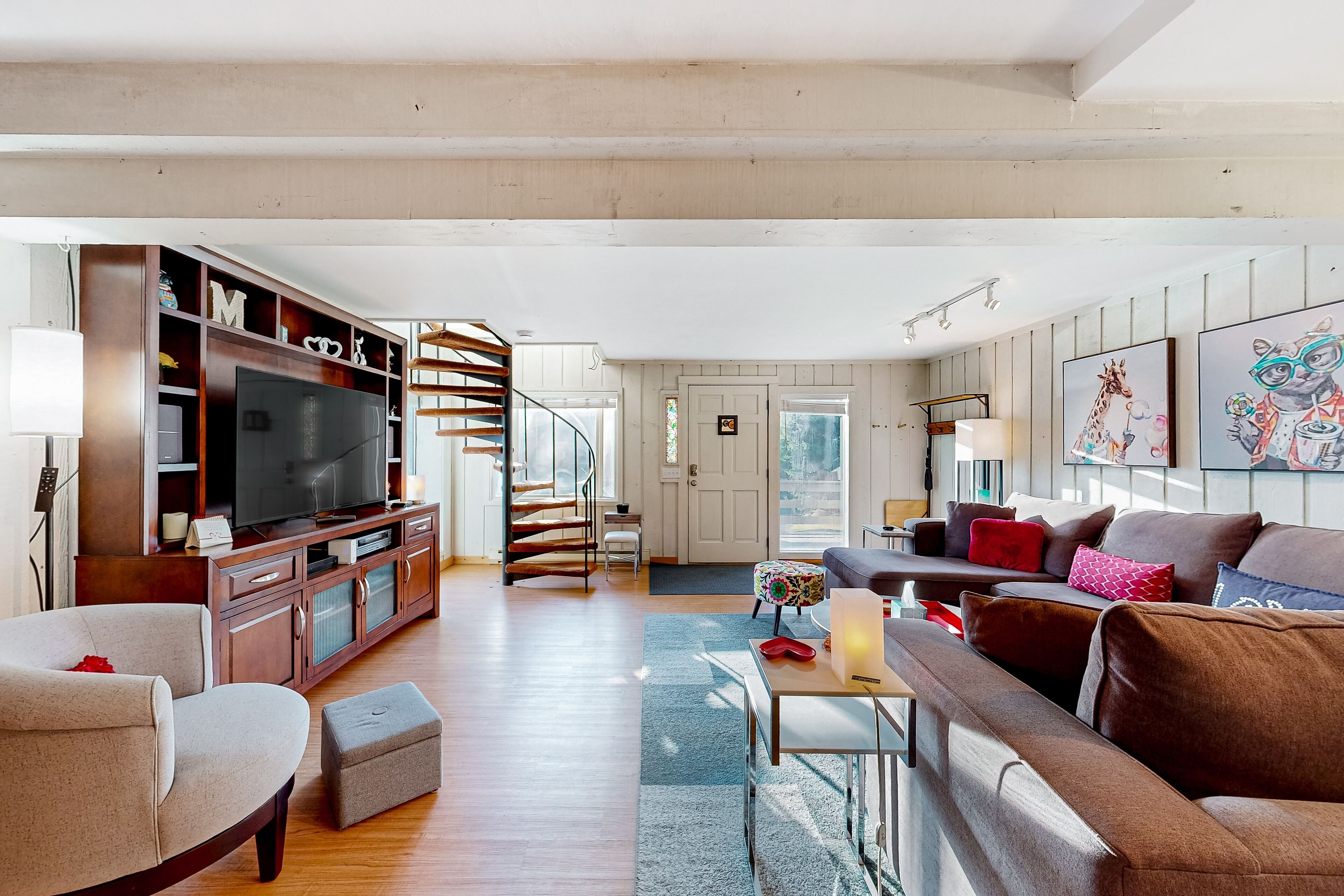 Mountain view condo at the edge of downtown, next door to ski shuttle