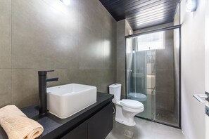 Een haardroger, handdoeken, zeep, toiletpapier