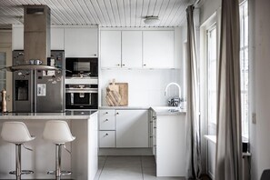 Private kitchen - Lovely villa close to the beach (Stockholms län)