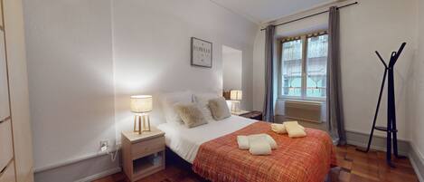 Planxa i posts de planxar, wifi gratuïta i roba de llit