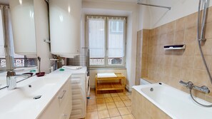 Shower, hair dryer, towels
