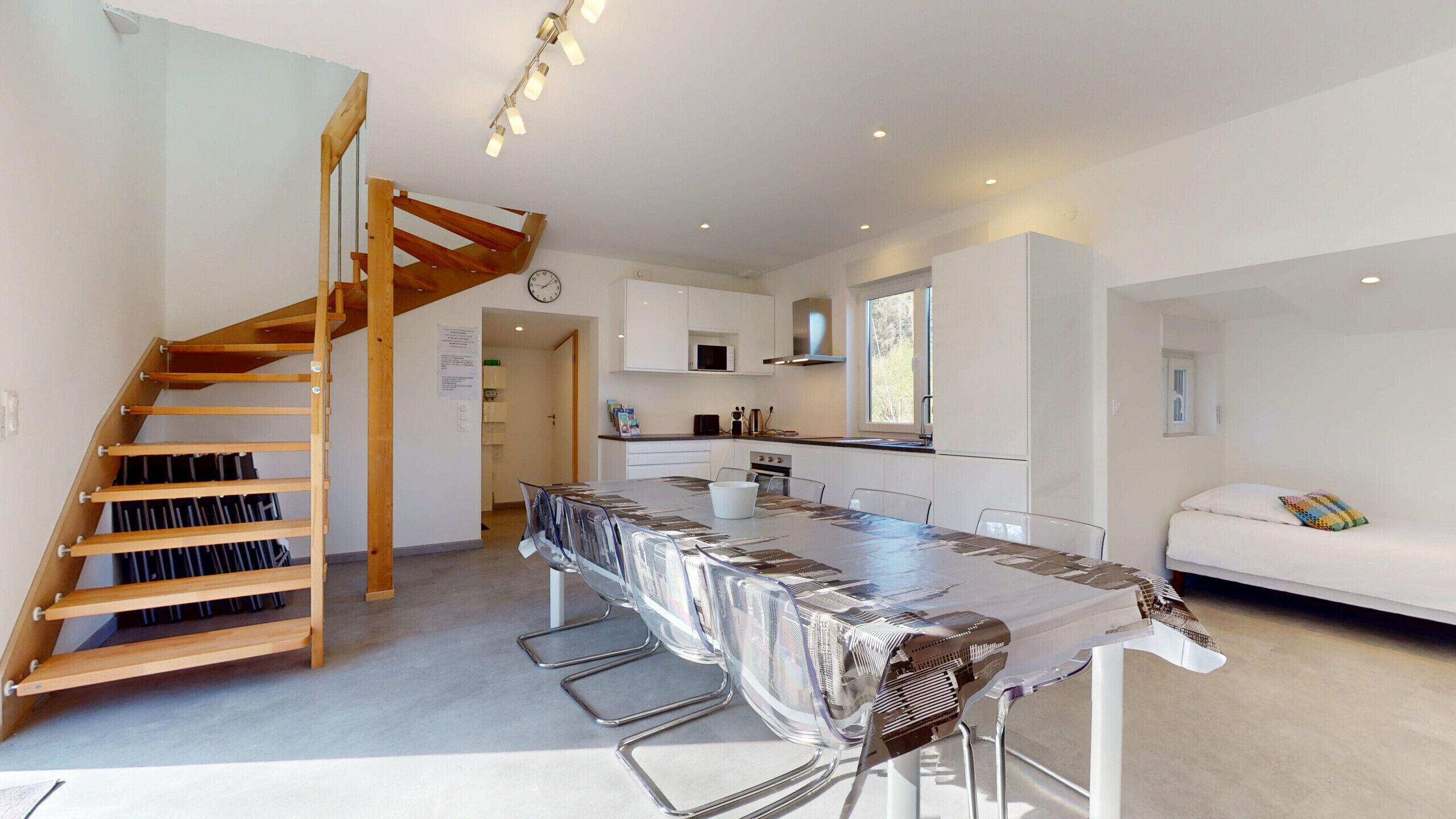 Een koelkast, een microgolfoven, een oven, een vaatwasser