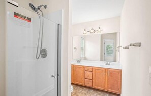 Douche, sèche-cheveux, serviettes fournies, savon