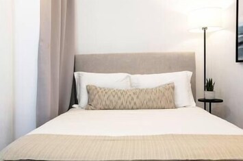 Cozy and Elegant Bedroom – Perfect for a Peaceful Night's Sleep!