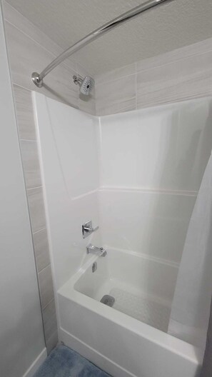 Handtücher, Seife, Shampoo, Toilettenpapier