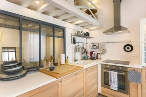 Fridge, microwave, oven, stovetop - sud Ardèche « nia la Romaine » Réserve Naturelle (Saint-Just-d'Ardèche)