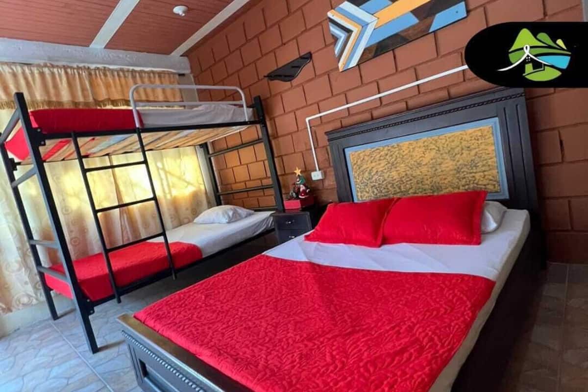 Habitación cuádruple | 1 dormitorio y ropa de cama
