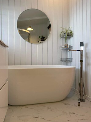 Hair dryer, towels, soap, toilet paper - Ohope Beach House 3min stroll to the Beach or Harbour  (Ohope)